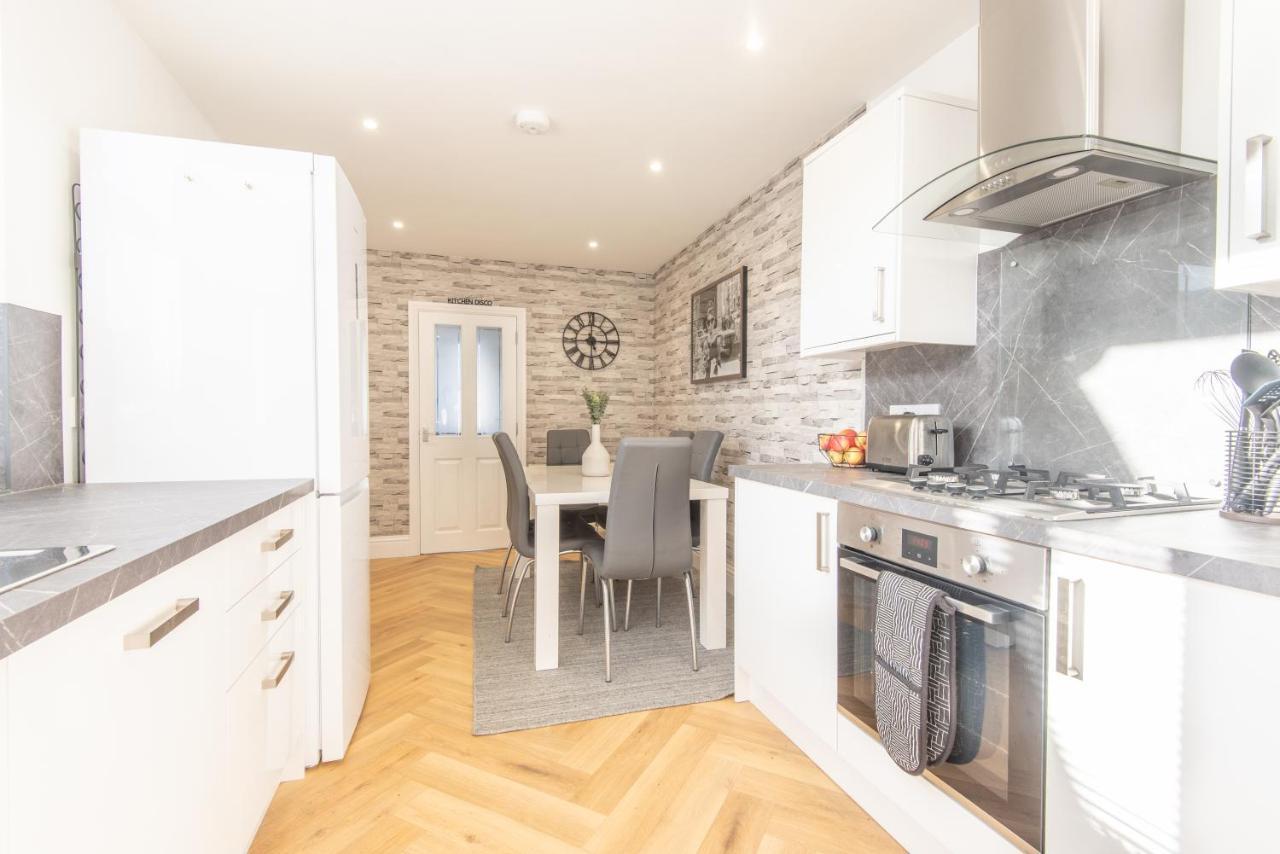 Bright, Fresh, Renovated 3 Bedroom Apartment In The Heart Of Montrose Ангус Экстерьер фото