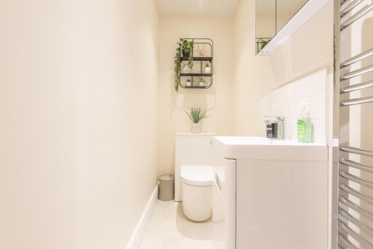 Bright, Fresh, Renovated 3 Bedroom Apartment In The Heart Of Montrose Ангус Экстерьер фото