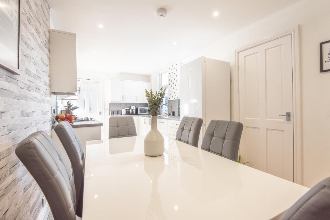 Bright, Fresh, Renovated 3 Bedroom Apartment In The Heart Of Montrose Ангус Экстерьер фото