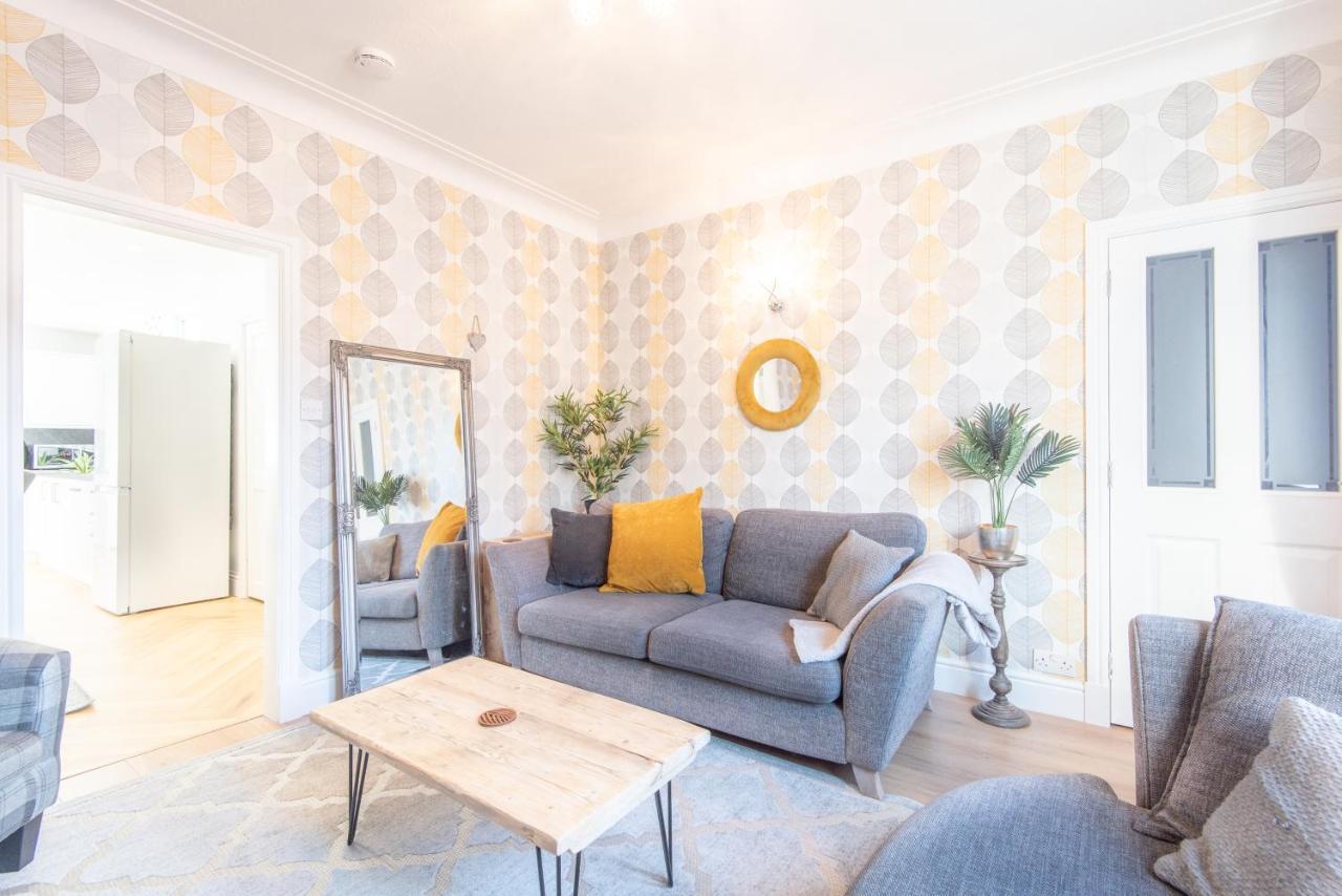 Bright, Fresh, Renovated 3 Bedroom Apartment In The Heart Of Montrose Ангус Экстерьер фото