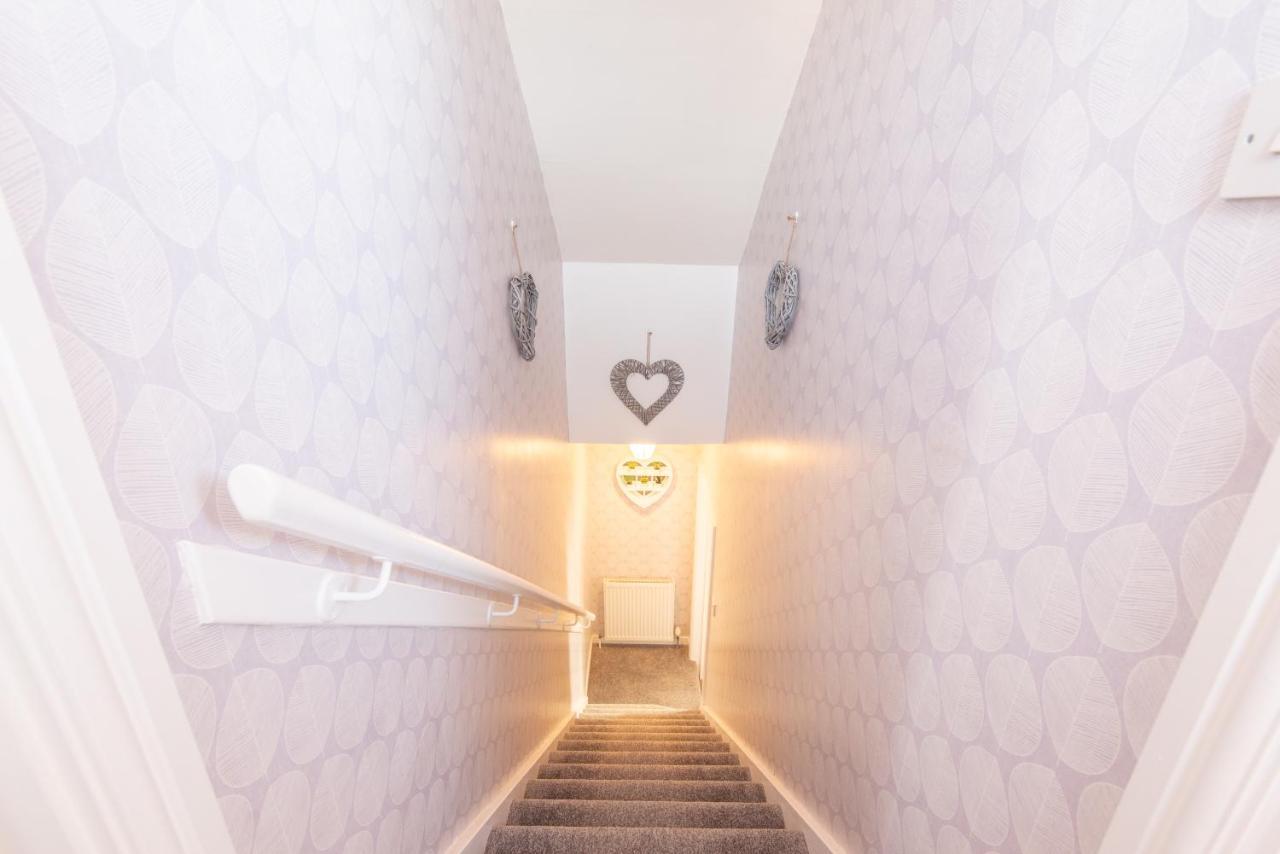 Bright, Fresh, Renovated 3 Bedroom Apartment In The Heart Of Montrose Ангус Экстерьер фото